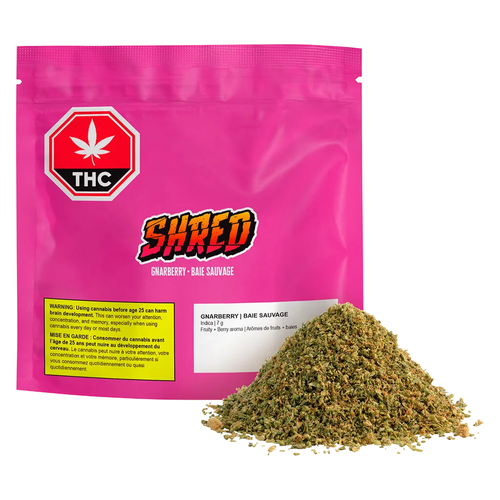 Fleur séchée de cannabis Gnarberry SHRED, texture finement moulue aux teintes vertes et brunes